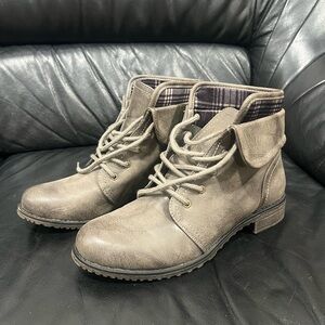 Cliffs Stylish Gray Ankle Boots with Plaid Lining size 9M